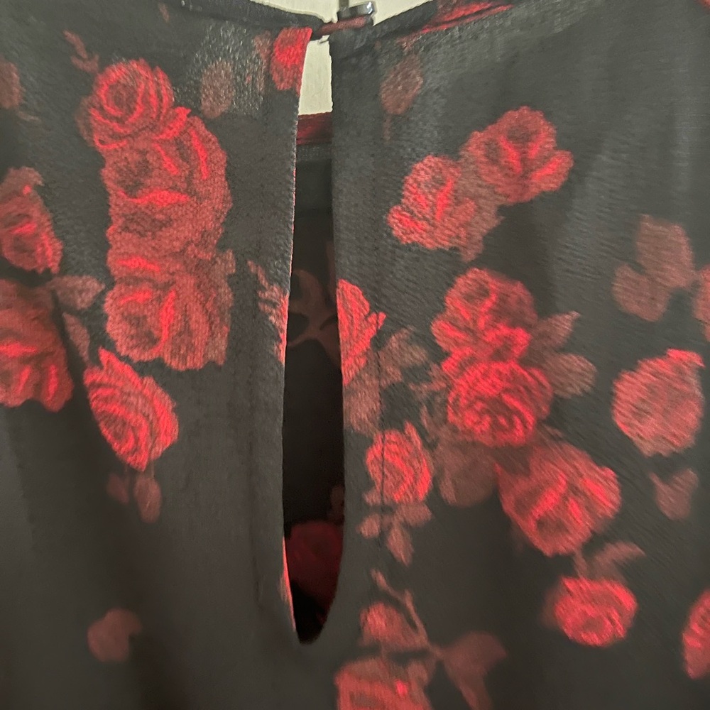 Ladies Rose Motif Top - Picture 5 of 6